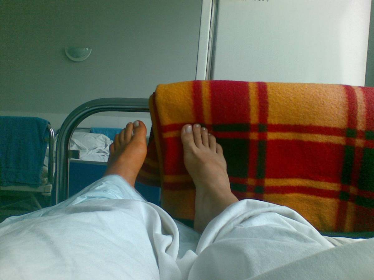 Ноги в больничной палате
