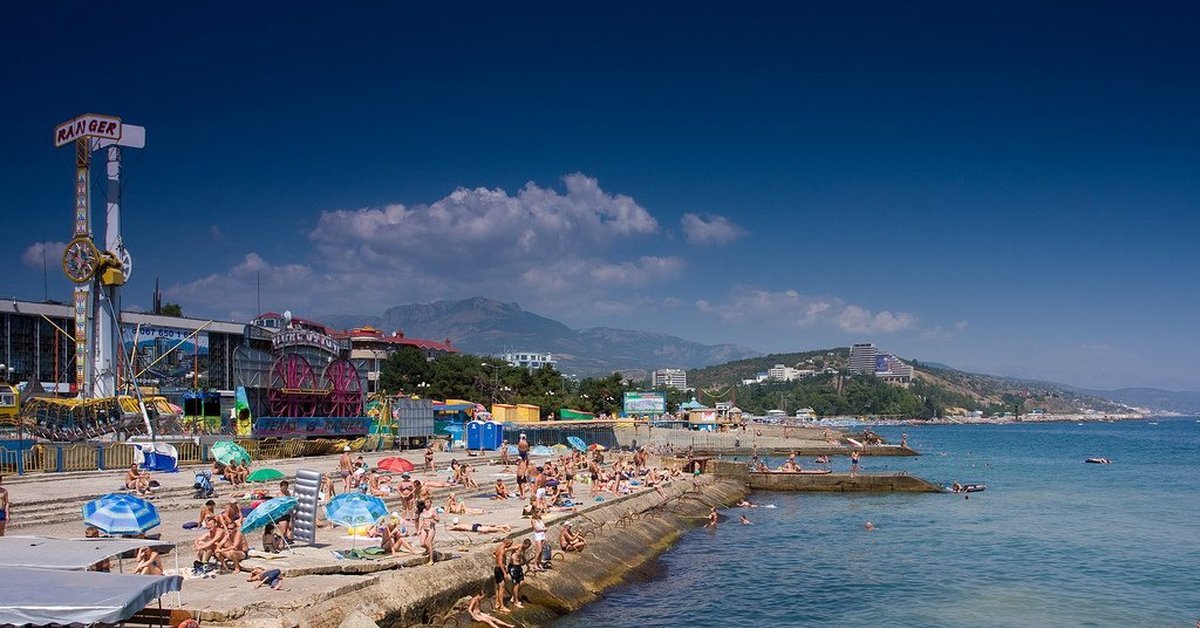 Алуштинский городской. Алушта. Алушта Крым набережная. Алушта набережная пляж. Алушта Центральная набережная.