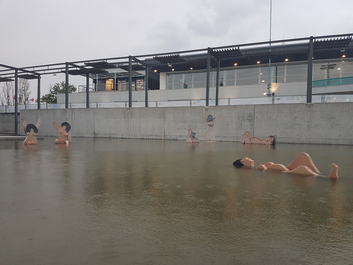 Нудистский пляж. Клубничку ставить? Пляж, Фонтан, Скульптура, Женщины, Длиннопост