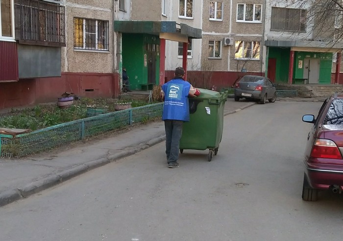 And they said they were crooks and thieves... - My, Street cleaner, Garbage, The consignment, Crooks, United Russia, A uniform