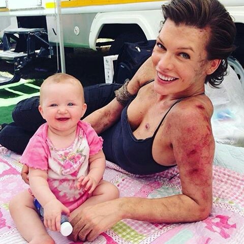 Milla Jovovich and daughter Dashiell on the set of Resident Evil 6. - Milla Jovovich, The photo, Photos from filming, Resident Evil 6, Filming, Milota, Children