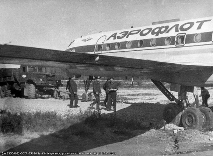 Installing Tu-134 in front of the Murmansk airport. 1985 - Monument, Aviation, The airport, Murmansk, Tu-134