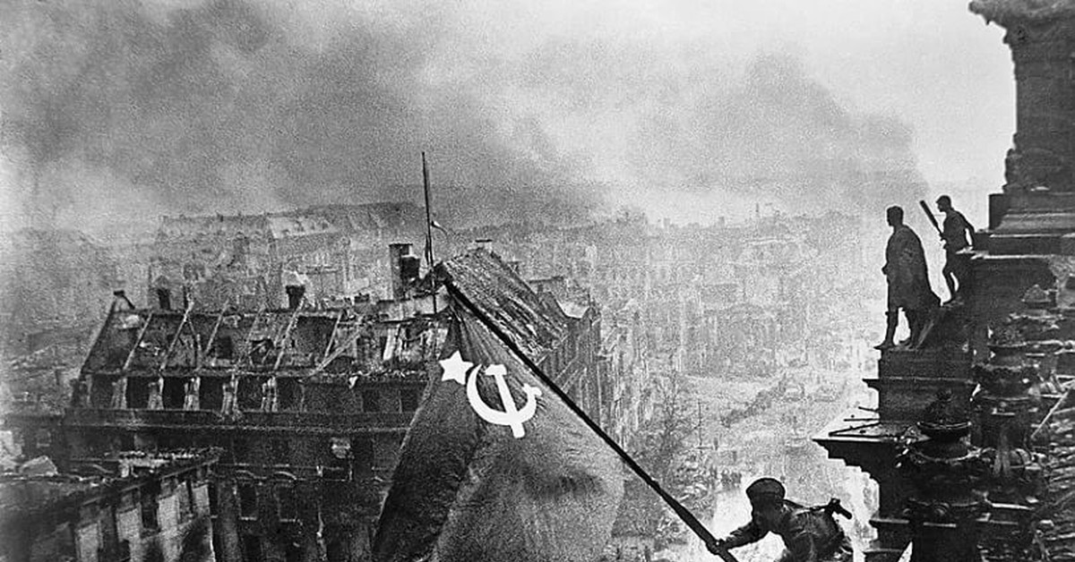 Установка флага на рейхстаге в 1945 году фото