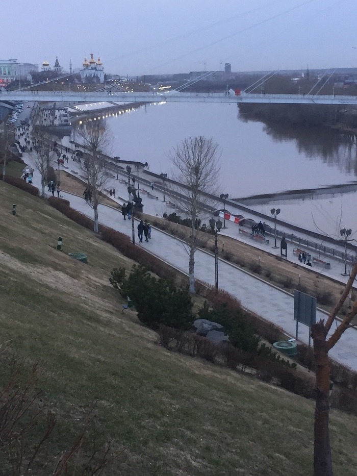 In Tyumen, the ice melted on the Tura River, spring has finally come! Embankment and bridge of lovers in Tyumen. - My, Tyumen, Embankment, Spring, Bridge of Lovers, , Peace Labor may, Longpost