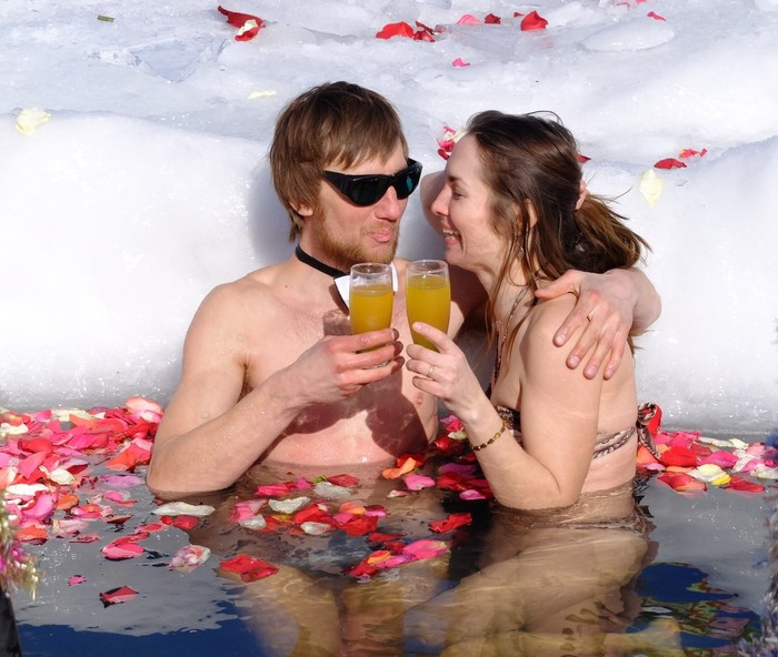 March 8th in Siberia :) Novokuznetsk Walrus Club - Siberia, Swimming in the ice hole, Romance