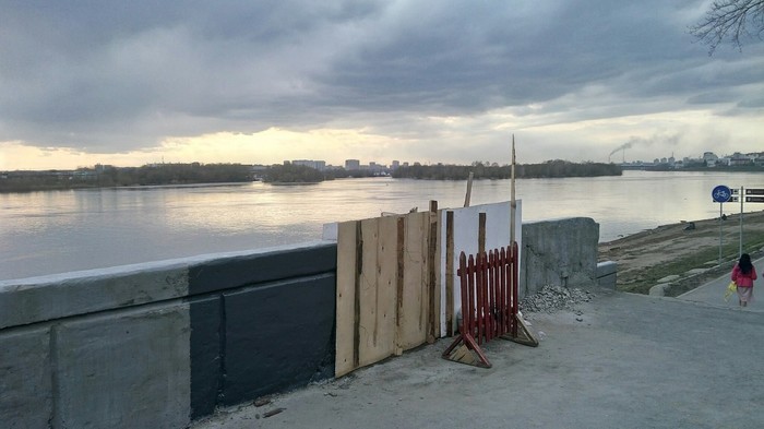 Parapet repaired near the bridge, pierced by a tractor during snow removal - Repair, And so it will do, Omsk