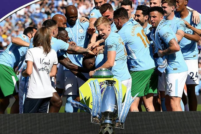 Zinchenko dropped the championship cup at the Manchester City awards ceremony - Football, Manchester city, Zinchenko, Cup, Video