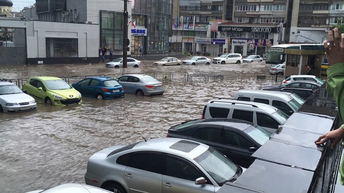 Коротко о погоде в центре Симферополя. - Симферополь, Дождь