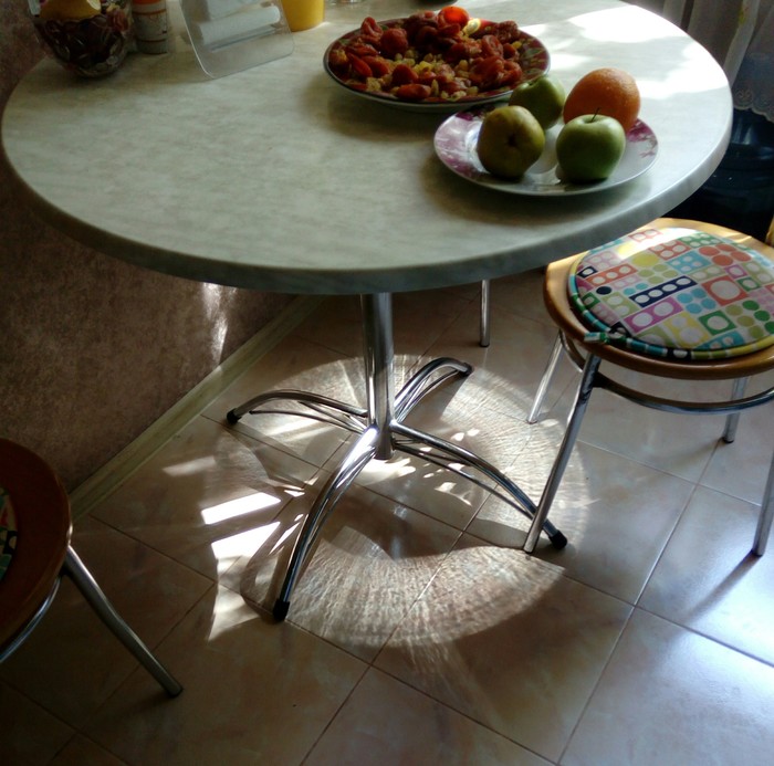 Mysterious circle under the table - My, Unclear, Light, The sun