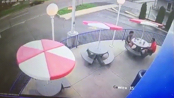 На волне летних кафе ДТП, США, Прилетело, Кафе, Гифка, Видео