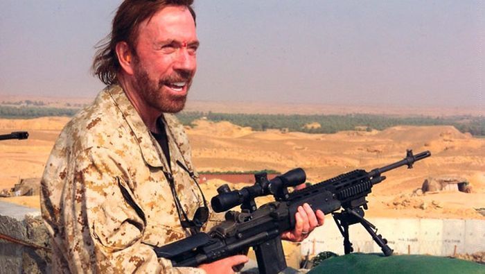 Chuck Norris visiting US Army and Marine Corps personnel stationed in Iraq - The photo, Army, Iraq, USA, Chuck Norris, Weapon, The soldiers, Longpost