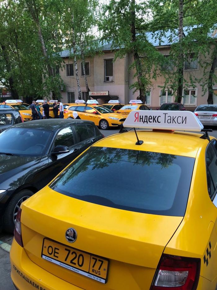 Unauthorized taxi rank in the courtyard of a residential building. How to fight? - Taxi, Moscow, Parking, Parking, Неправильная парковка, No rating