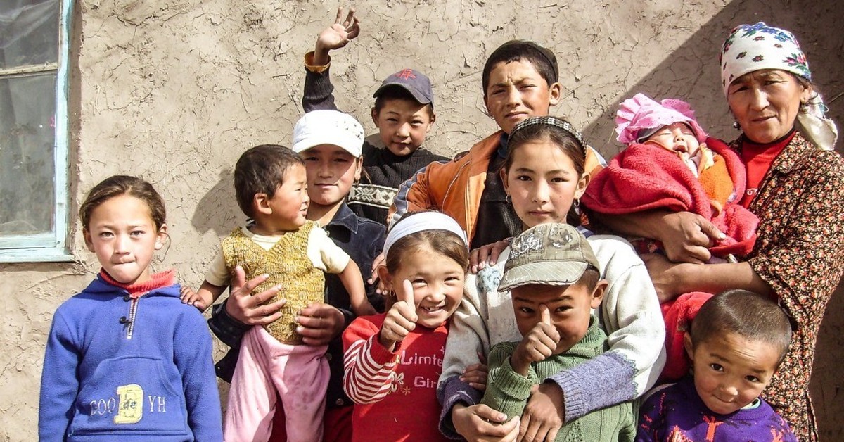 Население киргиз. Дети Азии. Дети средней Азии. Средняя Азия люди. Бедные семьи Кыргызстан.