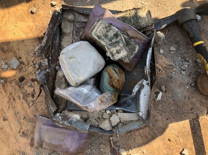 A couple from Staten Island dug up a safe with diamonds, gold and money in their garden - Safe, Longpost, Treasure, Find, Gold, Money, Decency