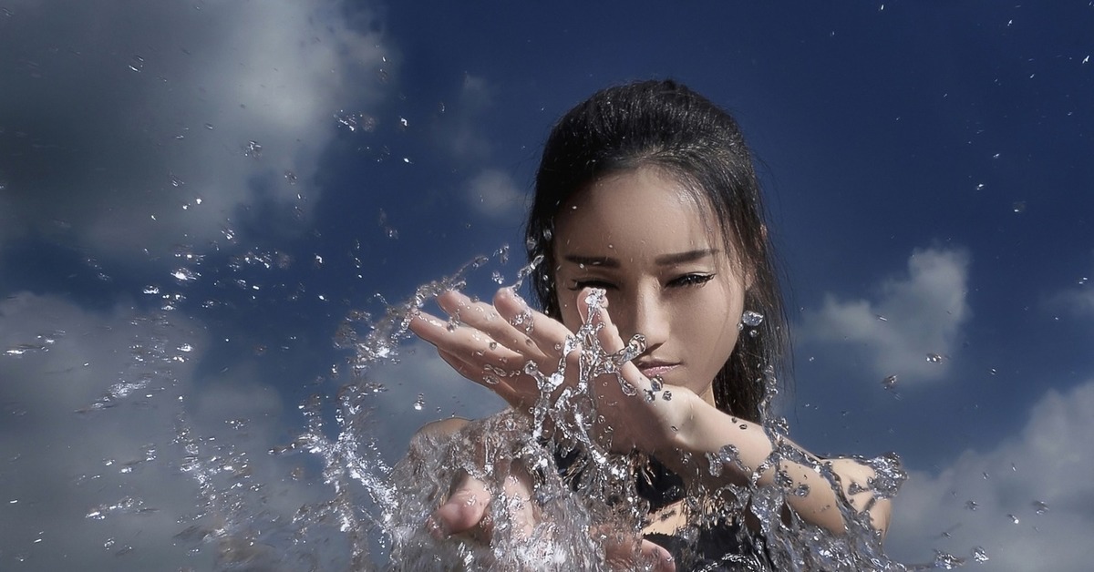 Брызжет. Девушка в брызгах воды. Девушка в воде. Магия воды. Девушка лицо из воды.