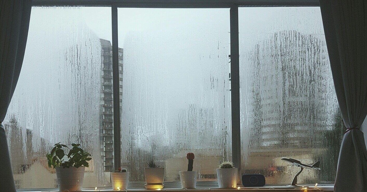 Сколько время в окне. Комната с видом на дождь. Дождь вид из окна квартиры. Дождь из окна комнаты. Панорамное окно дождь.