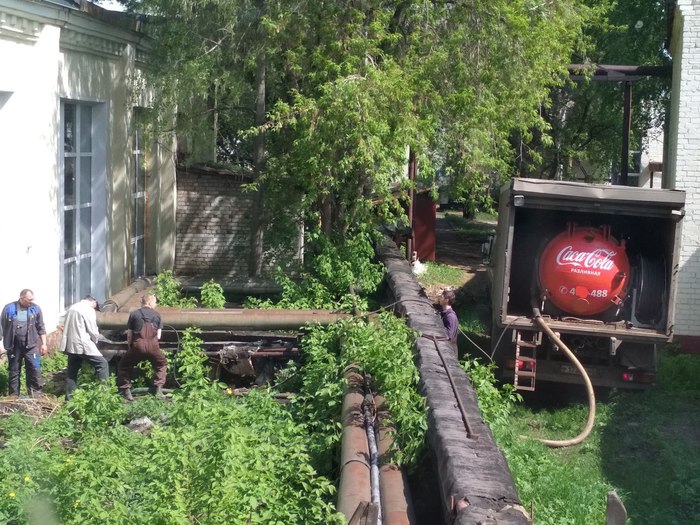 Оказывается вот откуда кока кола берется. Из колапровода.