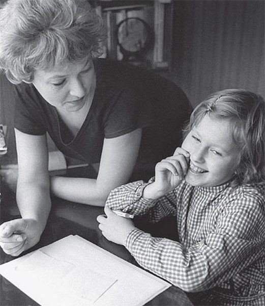 Lyudmila Narusova with her daughter Xenia. Leningrad 1988. - Ksenia sobchak, Pedal horse