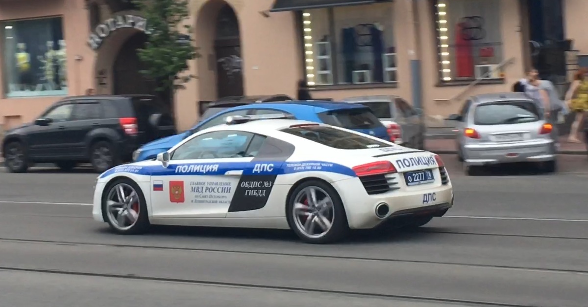 Полицейские машины рублевки. Audi r8 ДПС. Ауди р8 ДПС Санкт-Петербург. Ауди р8 полиция. Audi r8 полиция.