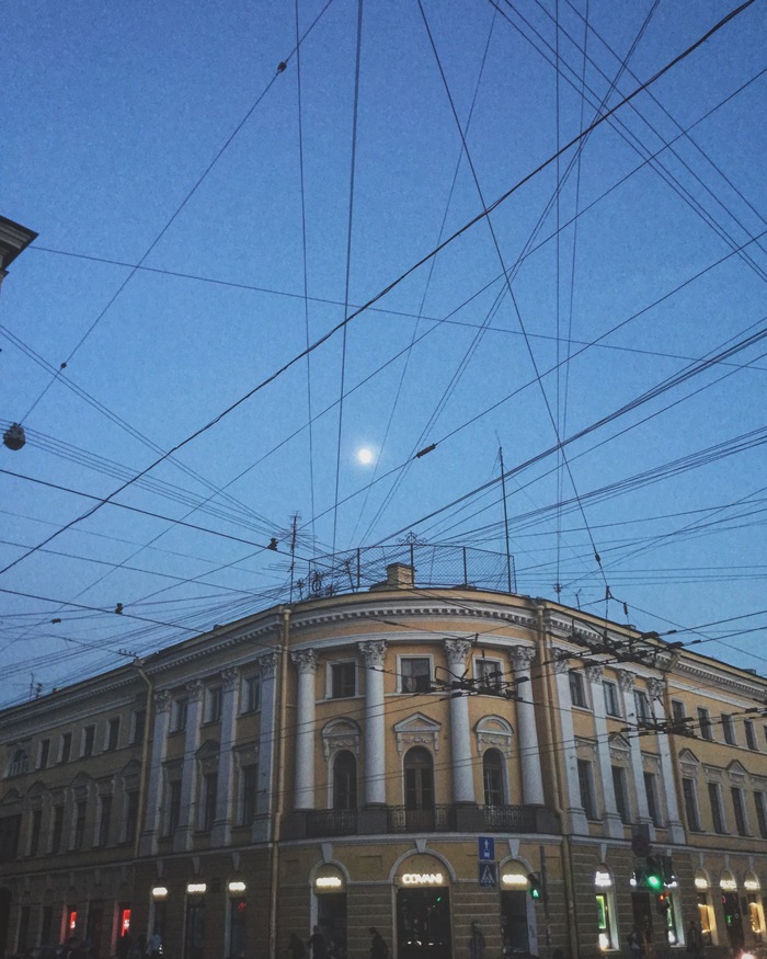 The moon is tangled in wires - My, Beginning photographer, Saint Petersburg, moon, Town