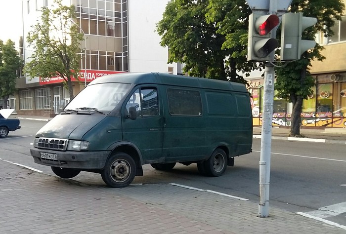 When the wheels barely fit - Tuapse, Неправильная парковка, On the edge