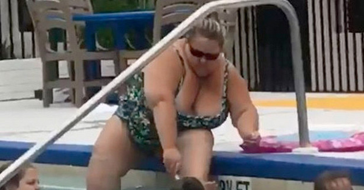 Спалил тетку. Толстый в бассейне. Жирные женщины в бассейне. Толстая женщина в бассейне.