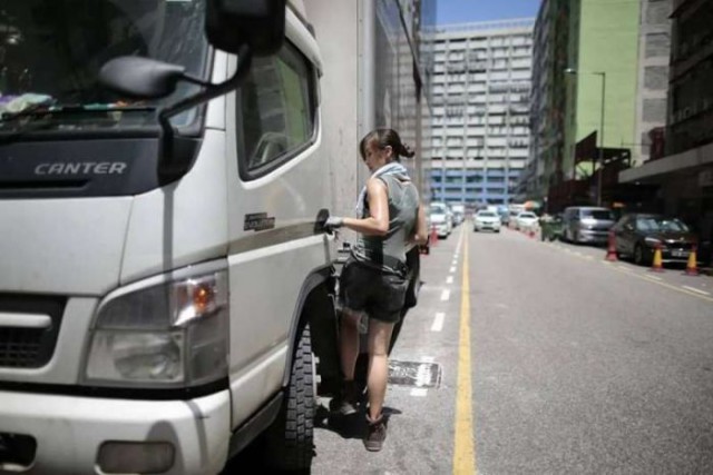 Not the most typical type of work for a girl - a loader - Society, China, Hong Kong, Beautiful girl, Female, Movers, The photo, Longpost, Women