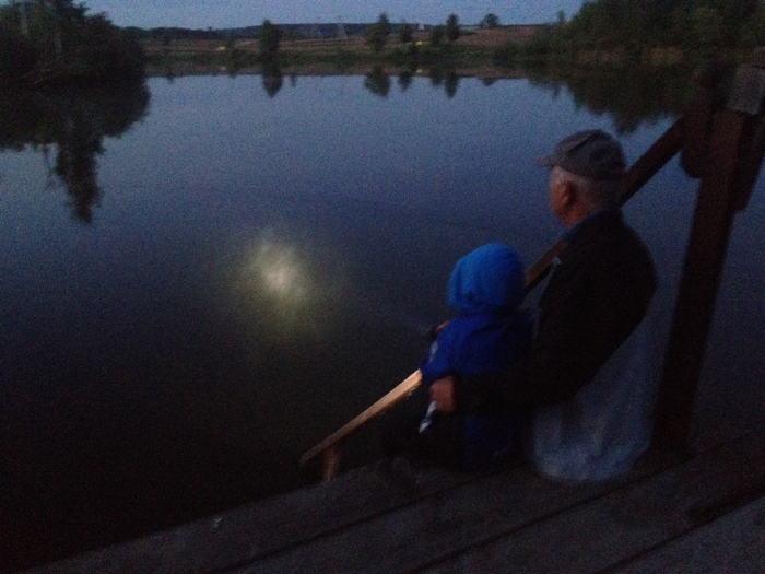 Неделю живем в деревне, тут хорошо. Тесть приехал. Ходим на рыбалку и ...