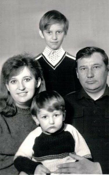 Alexei Navalny (above) with his brother Oleg and parents Lyudmila and Anatoly, Russia, 1980s. - Alexey Navalny, Story, Small