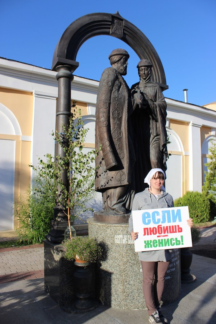 “If you love, get married!”: Kaluga women stand with posters at the temple - , Stock, Kaluga, Family values, Family