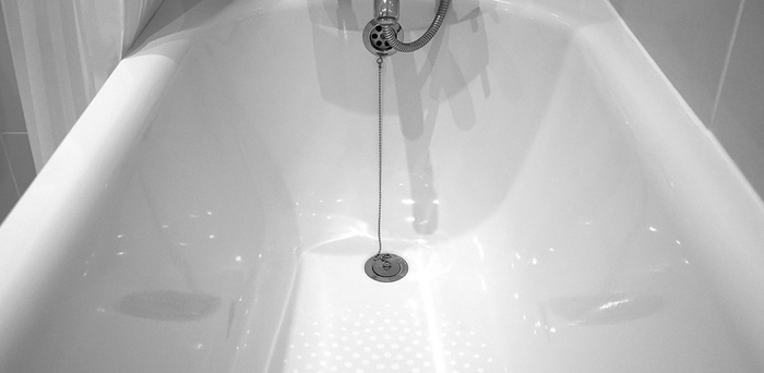 Пьяный череповчанин застрял под ванной и сам вызвал спасателей