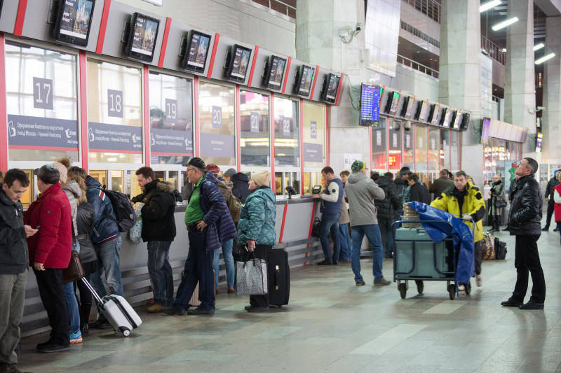 Проголосовать на вокзале. Курский вокзал пригородные кассы. Курский вокзал Москва пригородные кассы. Касса на вокзале. Пассажиры на вокзале.