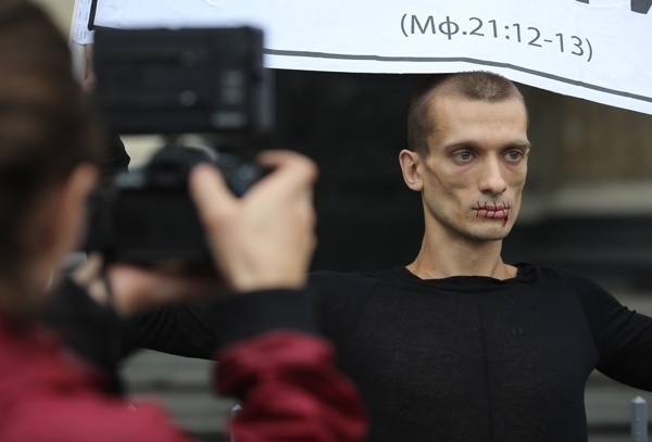 An investigator in France extended Pavlensky's arrest indefinitely. - Peter Pavlensky, , , Politics