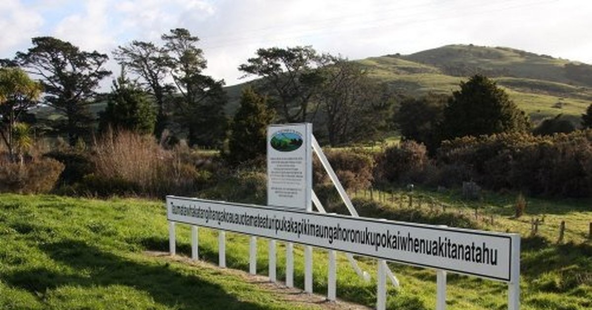 Самые длинные названия географических объектов. Холм Таумата в новой Зеландии. Холм в новой Зеландии с длинным названием. Самое длинное название холма в новой Зеландии. Холм в новой Зеландии 92 буквы.
