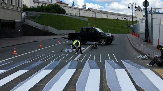 THREE-DIMENSIONAL ZEBRA IN KAZAN SCARED DRIVERS AND TRAFFIC OFFICERS - Graffiti, zebra, Kazan, Road safety