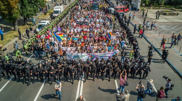 что такое парад гордости. 1529262270133880218. что такое парад гордости фото. что такое парад гордости-1529262270133880218. картинка что такое парад гордости. картинка 1529262270133880218. Тысячи людей приняли участие в «параде гордости» в Тель-Авиве в пятницу в рамках одного из крупнейших общественных собраний, проведëнных в Израиле с начала пандемии коронавирусной инфекции Covid-19. Пëстрое шествие и «пляжная вечеринка» проходят на набережной в израильском мегаполисе, редком центре гей-культуры на консервативном Ближнем Востоке, где гомосексуальность считается табу и запрещена во многих странах, передаëт сегодня, 25 июня, агентство Associated Press (АР).