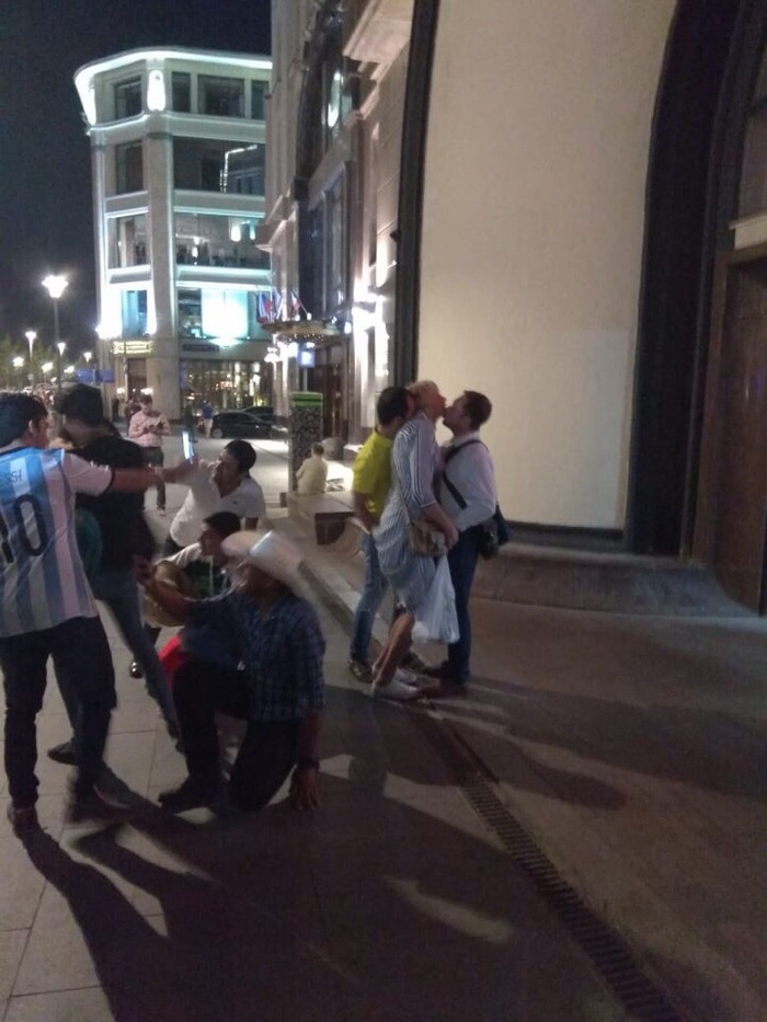 Fans of the Argentina national team decided to congratulate the Muscovite on the success of our team. Sex threesome at the entrance to the subway. - 2018 FIFA World Cup, Mash, Holidays