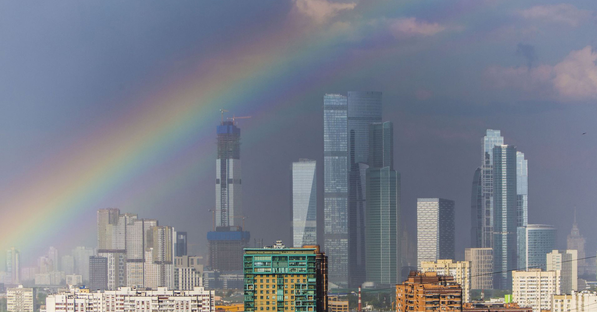 Радуга москва. Радуга в Москве. Радуга над Москвой. Двойная Радуга над Москвой. Радужная Москва.