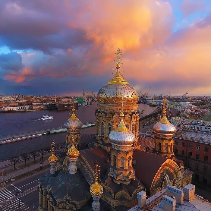 Купола Успенской церкви.