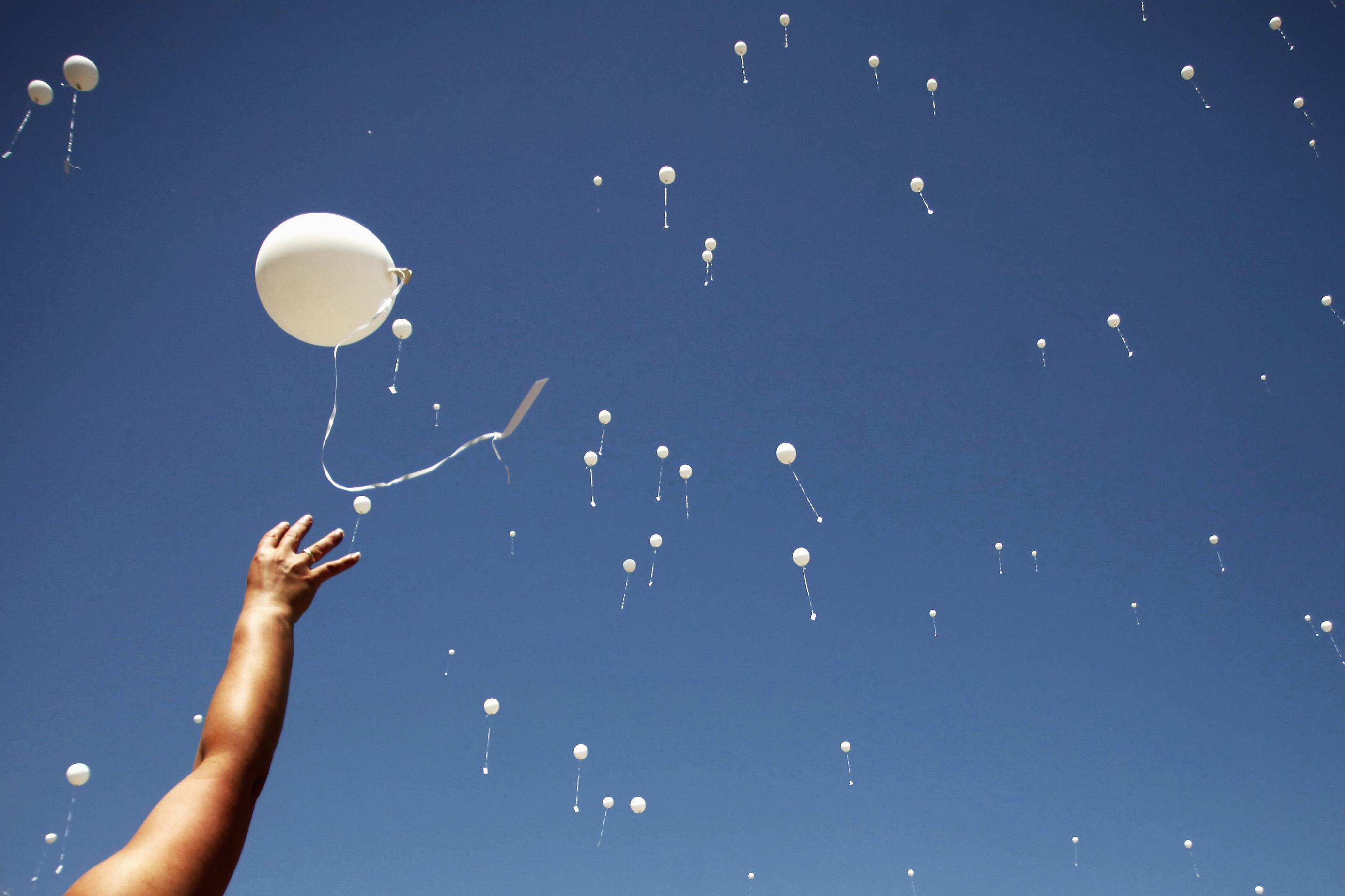 Шары улетели в небо. Шарики в небе. Воздушные шарики в небе. Воздушные шары улетают. Белые шары в небе.