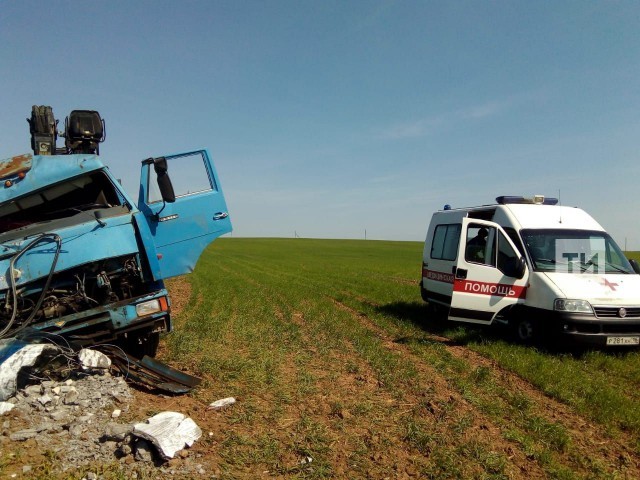 In Tatarstan, KamAZ knocked down a pole in an open field - Driver, Kamaz, Pillar, Hitting, Crash, , Auto, , Longpost, Field