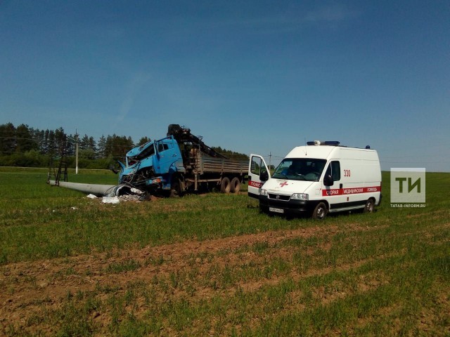 In Tatarstan, KamAZ knocked down a pole in an open field - Driver, Kamaz, Pillar, Hitting, Crash, , Auto, , Longpost, Field