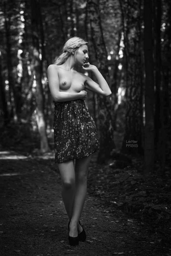 Elizabeth - NSFW, Strawberry, The photo, Black and white, Girls, Blonde, The park, Boobs