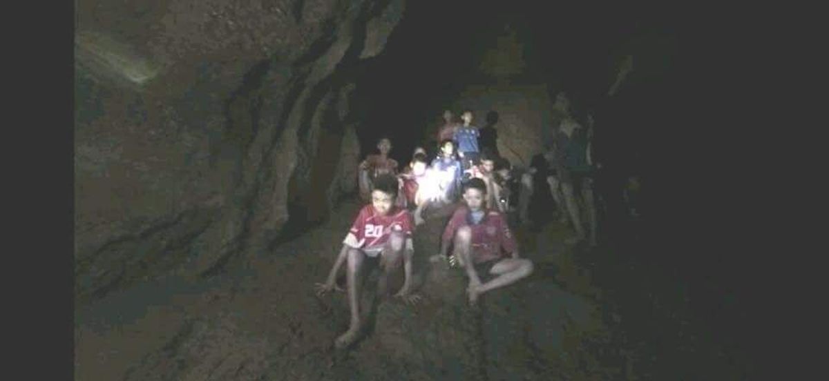 Какую вещь бекки нашли в пещере. Футбольная команда в пещере в Тайланде. Мальчики в пещере. Спасение детей из пещеры в Таиланде. Пещера для детей.
