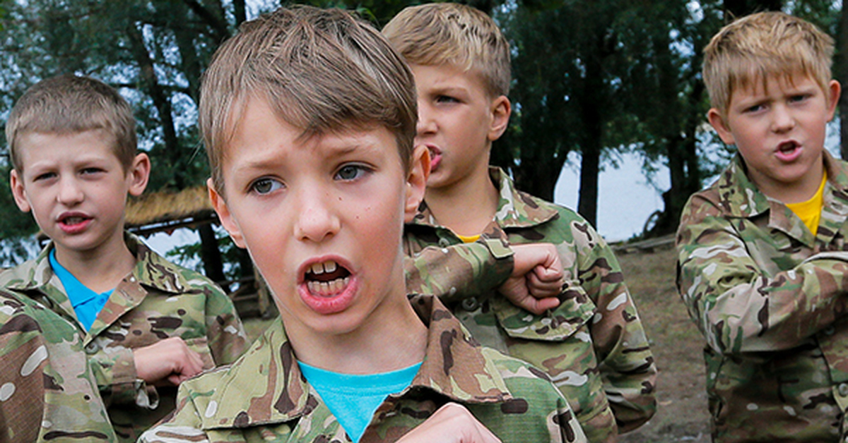 3 детей призовут ли. Детский лагерь Азовец Украина. Детский нацистский лагерь в Украине. Украинские дети в военной форме. Малыш в военной форме.