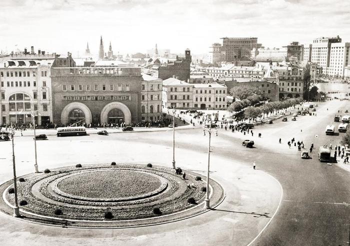 Площадь Дзержинского (Лубянская), 1948 год.
 - Москва, Лубянка, Площадь, Фотография, Старое фото