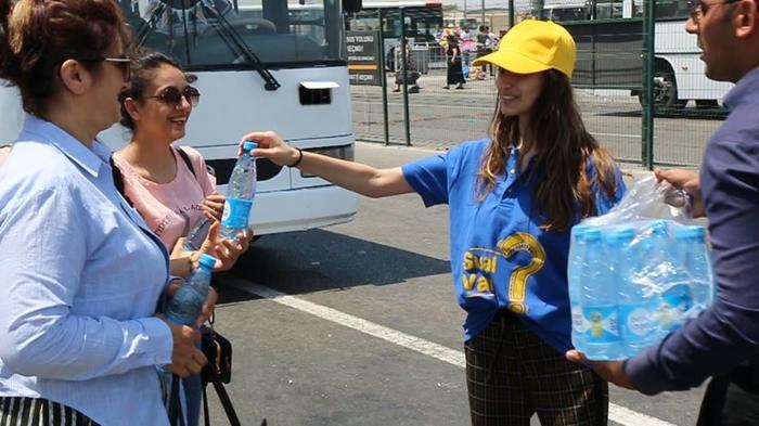 Water is distributed free of charge at bus stops in Baku - Baku, news, Heat, Stop