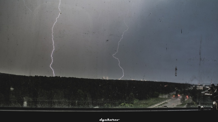 А за окном, бушует гром. | Пикабу