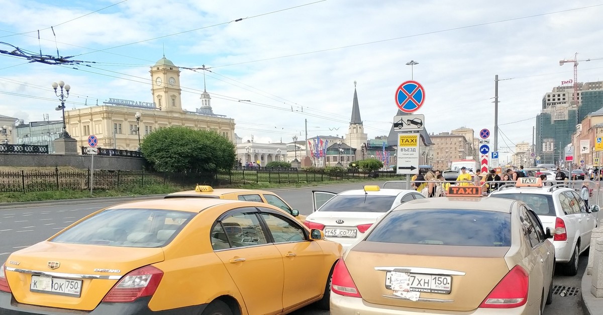 Стоянка такси на вокзале