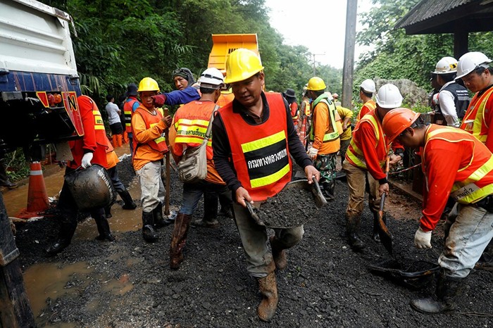 In Thailand began to bring children out of the flooded cave - Caves, Pupils, Thailand, The missing, The rescue, Children, news